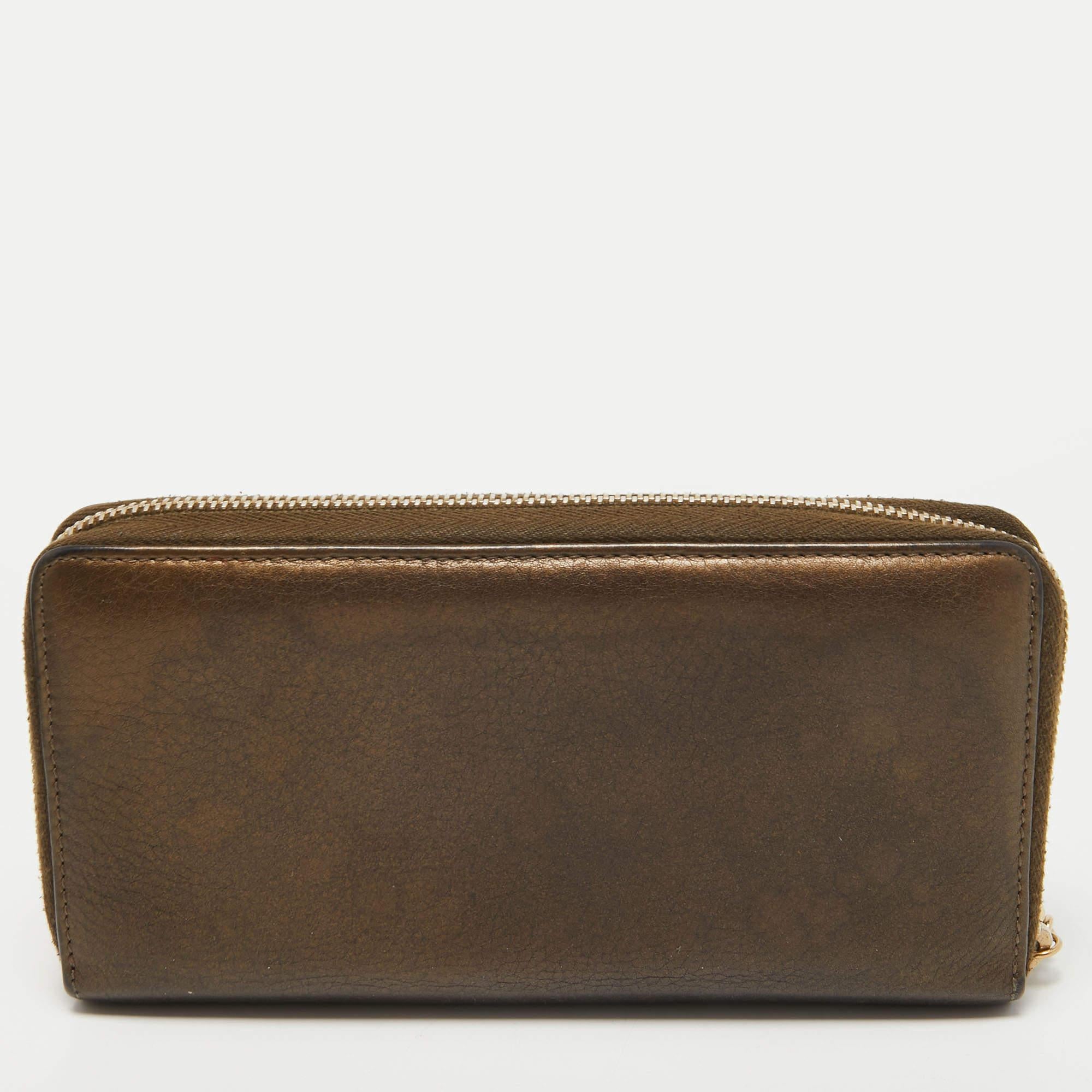 Gucci Metallic Leather Bamboo Tassel Zip Around Wallet In Good Condition For Sale In Dubai, Al Qouz 2