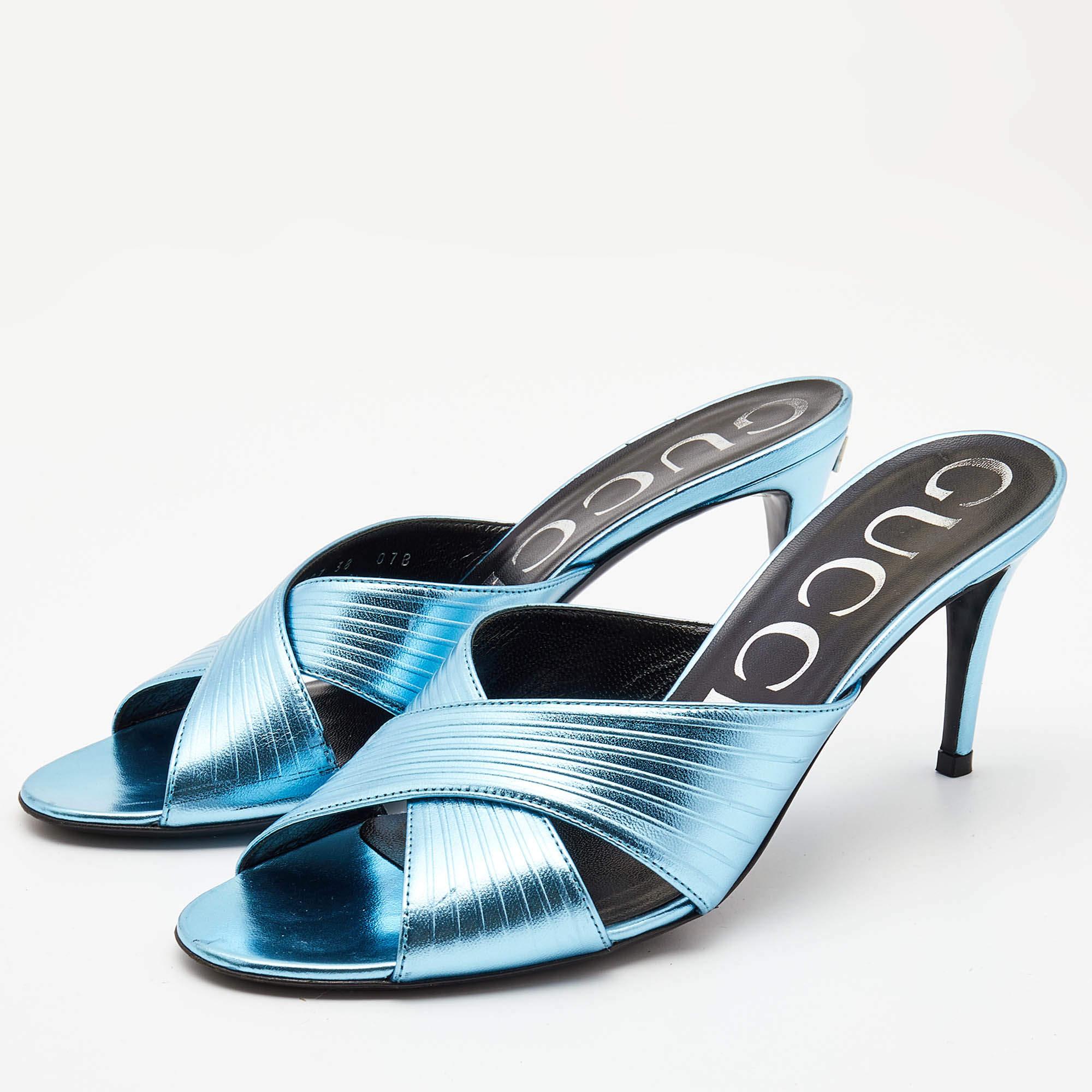 Charm your way to all your social gatherings in this pair of slide sandals from Gucci. Crafted from metallic leather, they carry a feminine design with criss-cross straps and brand motif on the back.

