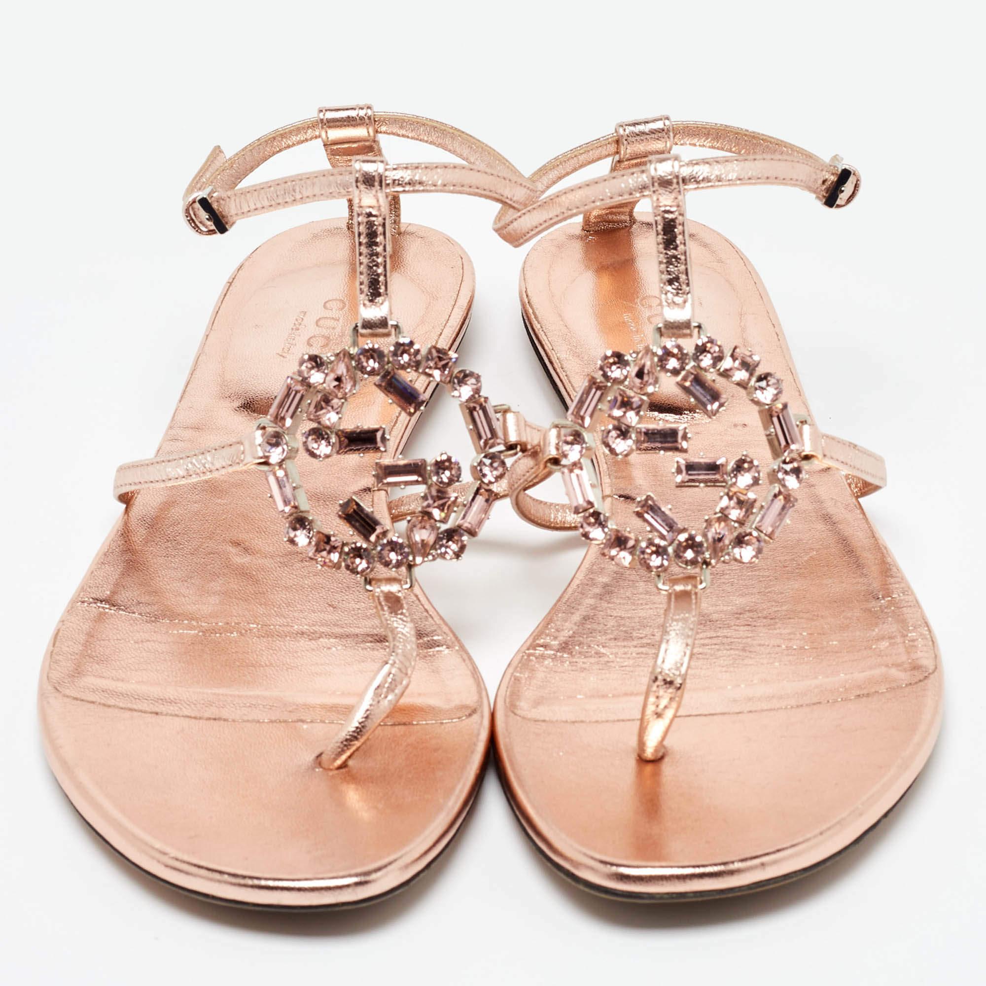 Gucci Metallic Leder Crystal verschönert GG Thong flache Sandalen Größe 37 (Beige) im Angebot