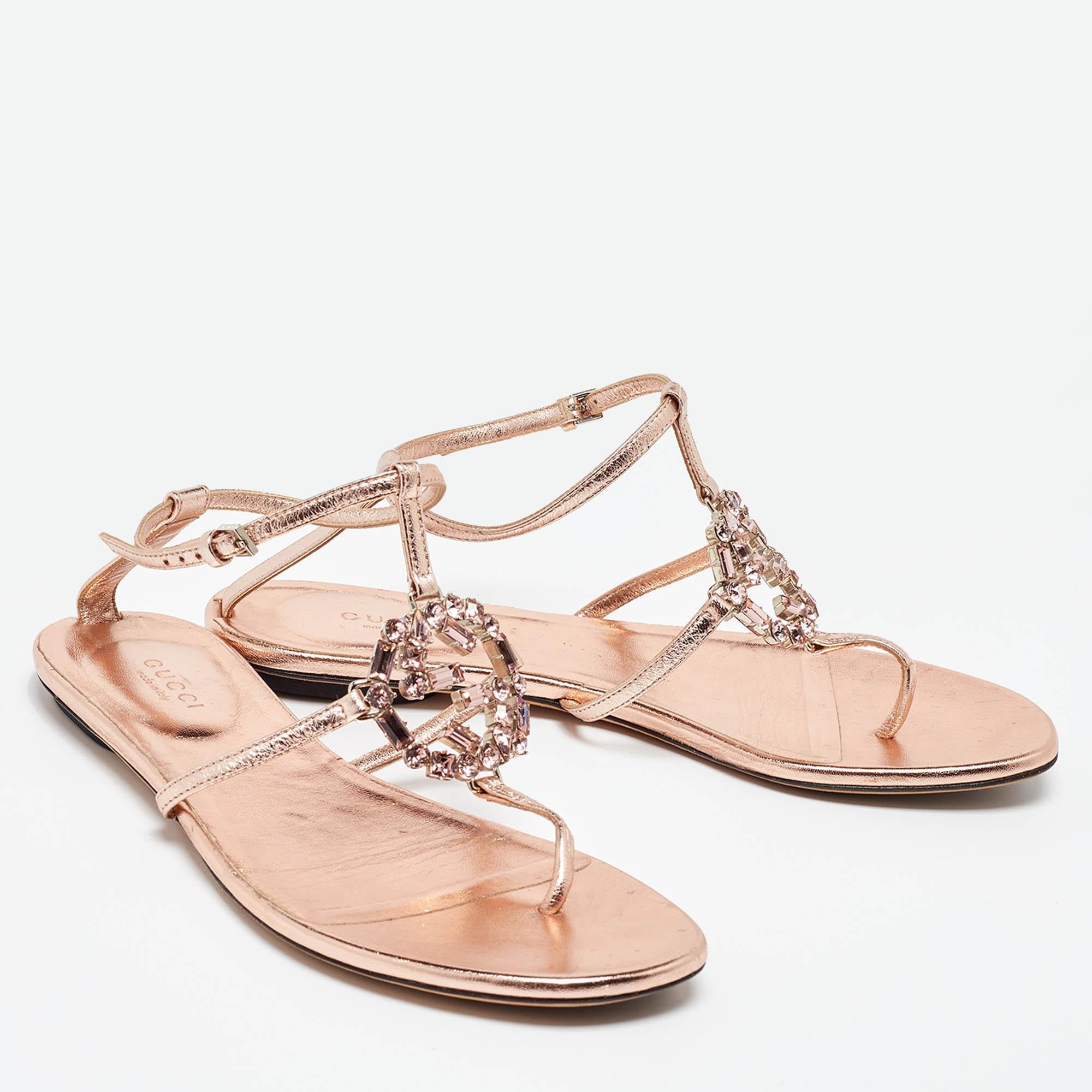 Gucci Metallic Leder Crystal verschönert GG Thong flache Sandalen Größe 37 im Zustand „Gut“ im Angebot in Dubai, Al Qouz 2