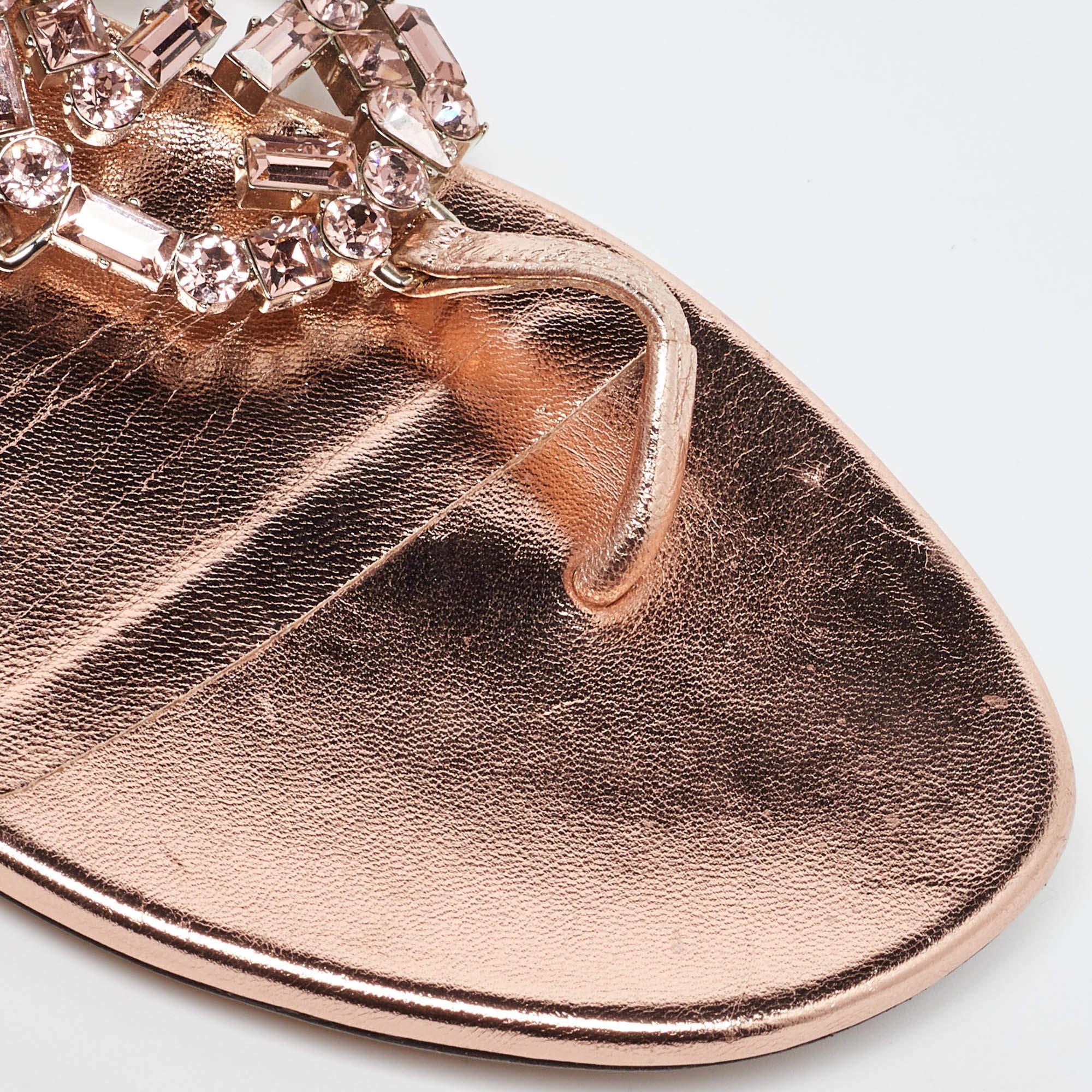 Gucci Metallic Leder Crystal verschönert GG Thong flache Sandalen Größe 37 im Angebot 2
