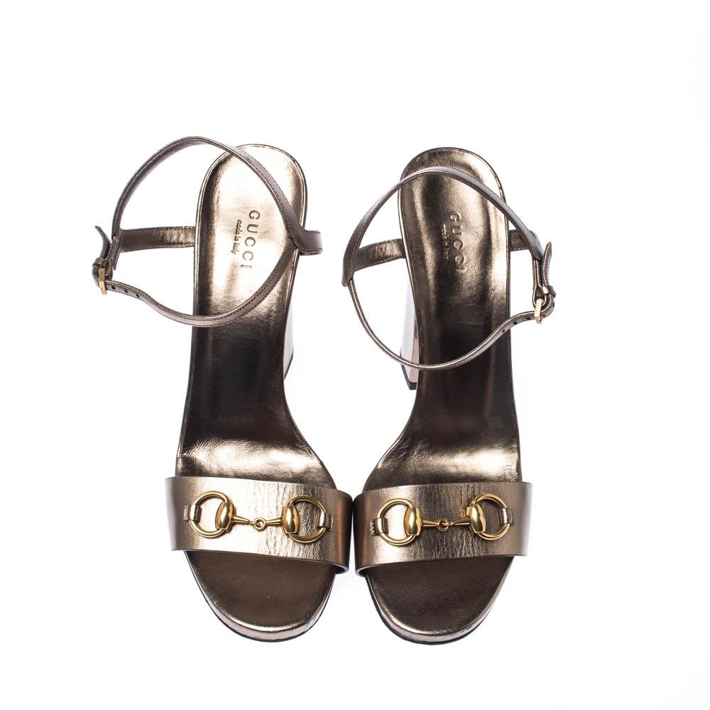 Look glamorous no matter what you wear, with these beautiful leather sandals. The sandals are lined with the finest quality of leather and are very durable. These fashionable sandals from Gucci feature the Horsebit motifs on the uppers, ankle