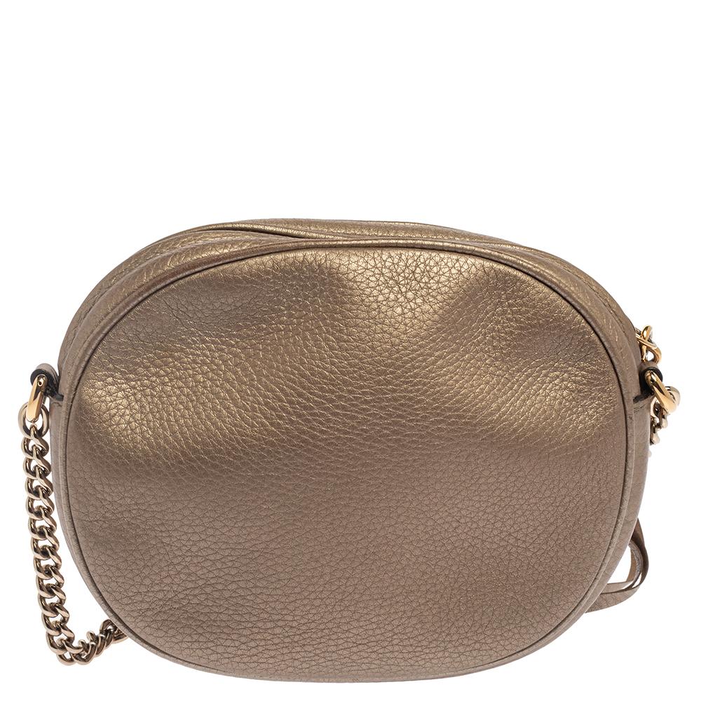 Ideal for both evening and daytime outings, this Soho Disco bag by Gucci deserves to be in your closet. Made from metallic leather, the exterior features an oversized interlocking G logo on the front, and the interior is secured by a zip closure.