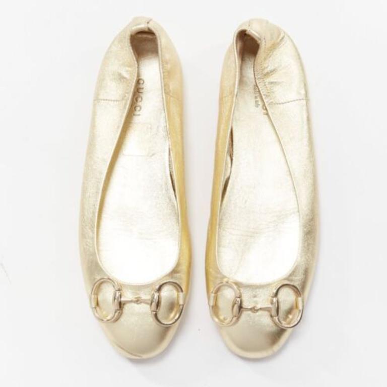 Bailarinas de punta redonda con hebilla Horsebit en oro claro metalizado GUCCI EU36
Referencia: CELG/A00363
Marca: Gucci
Colección: Horsebit
Material: Piel
Color: Dorado
Patrón: Sólido
Forro: Piel dorada
Detalles adicionales: Parte superior de piel