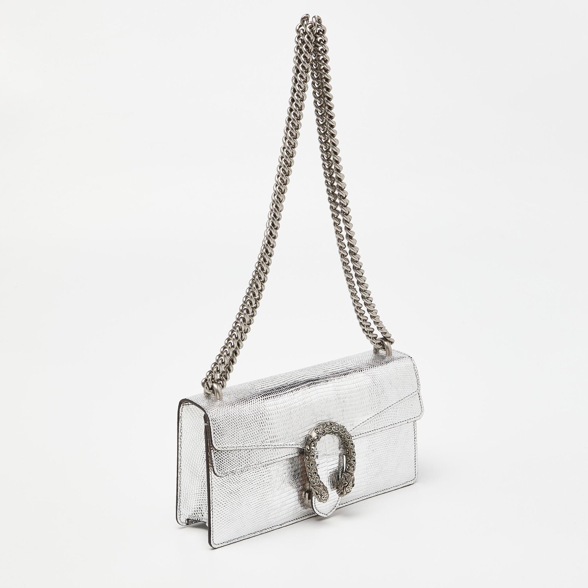 Structured, sophisticated, and stylish are some words that describe this Dionysus shoulder bag! Crafted from the best quality material, the Gucci creation is adorned with the label's signature appeal and equipped with a well-spaced interior. Carry