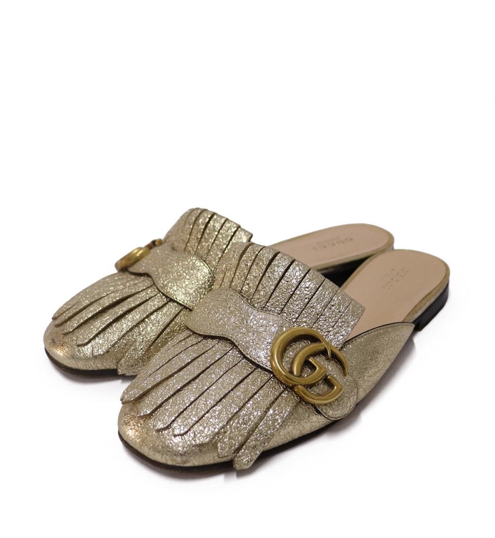 Gucci Metallic Gold Crackled Leather Marmont Fringed Flat Mules, features a metallic gold crackled leather, folded fringes and the signature GG on the uppers. 

Material: Leather.
Size: EU 37
Overall Condition: Very Good.
Interior Condition: Signs