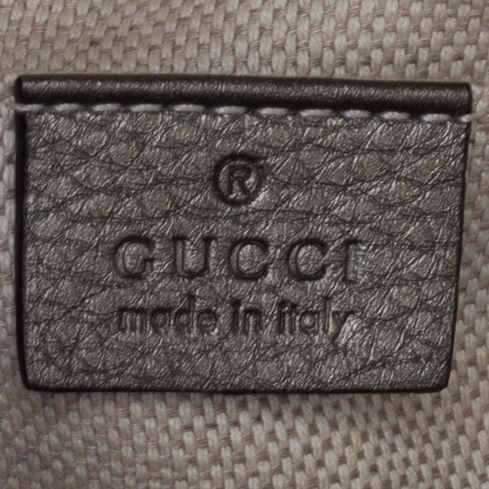 Bolso cruzado Soho Disco de piel verde oliva metalizada de Gucci 5