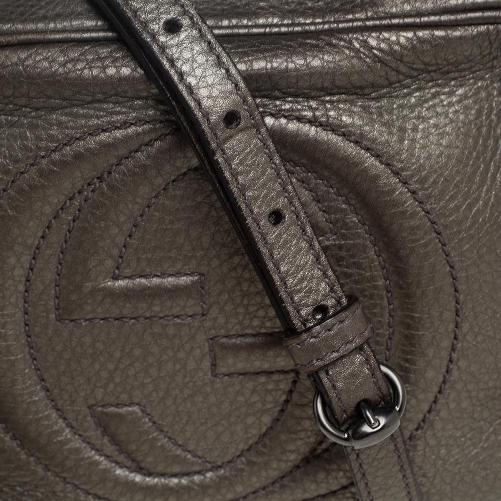 Bolso cruzado Soho Disco de piel verde oliva metalizada de Gucci 6