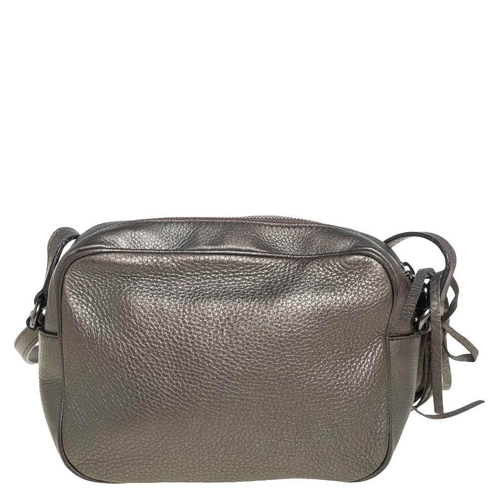 Ideal tanto para salidas nocturnas como diurnas, este bolso Soho Disco de Gucci merece estar en tu armario. Fabricada en piel metalizada de color verde oliva, el exterior presenta un logotipo de la G sobredimensionado y entrelazado en la parte