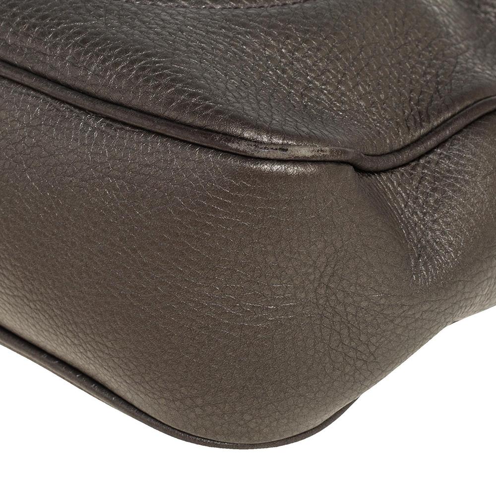 Bolso cruzado Soho Disco de piel verde oliva metalizada de Gucci 1