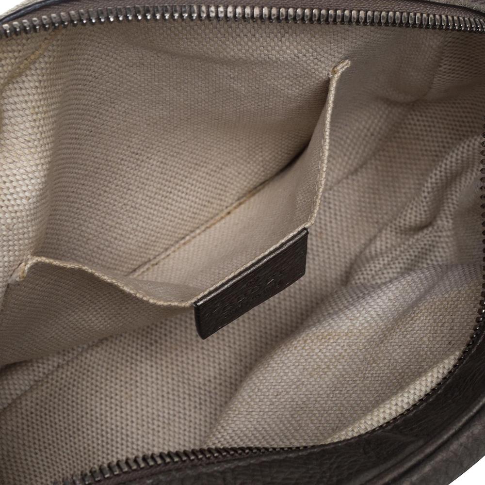 Bolso cruzado Soho Disco de piel verde oliva metalizada de Gucci 4