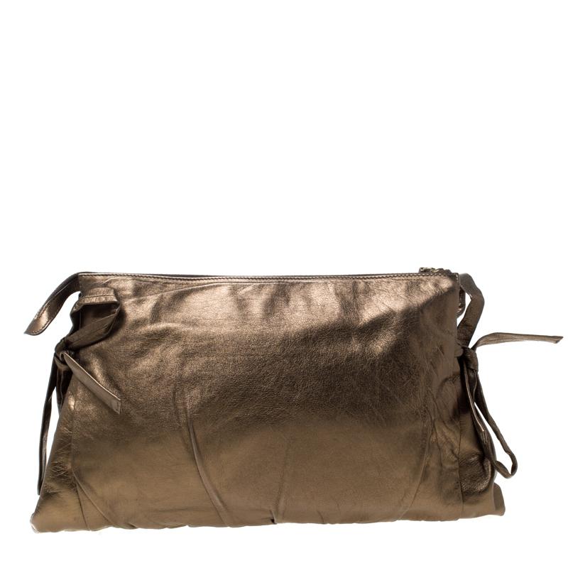 This Gucci clutch is built to suit your stylish ensembles. Crafted from leather, it has a metallic olive shade and a zipper which secures a nylon interior. The clutch is complete with the signature Hysteria emblem on the front and a