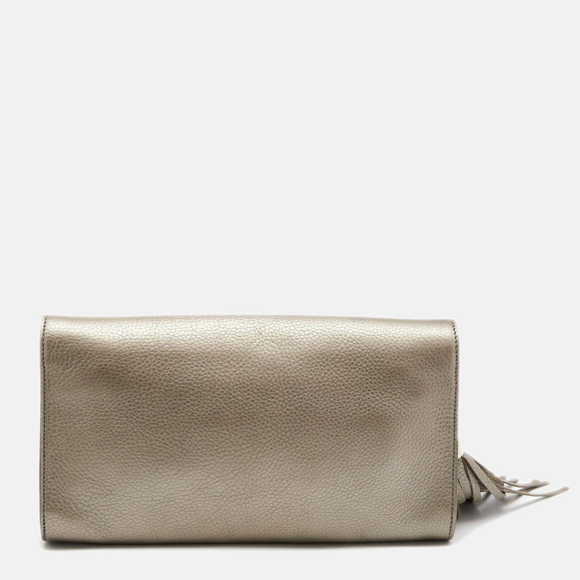 Gucci's expertise in creating noteworthy designs is evident in this Soho clutch. It gets a luxe update with a brand motif on the front and a tassel charm on the side. Lined with canvas, it can neatly house your day or evening essentials.

Includes:
