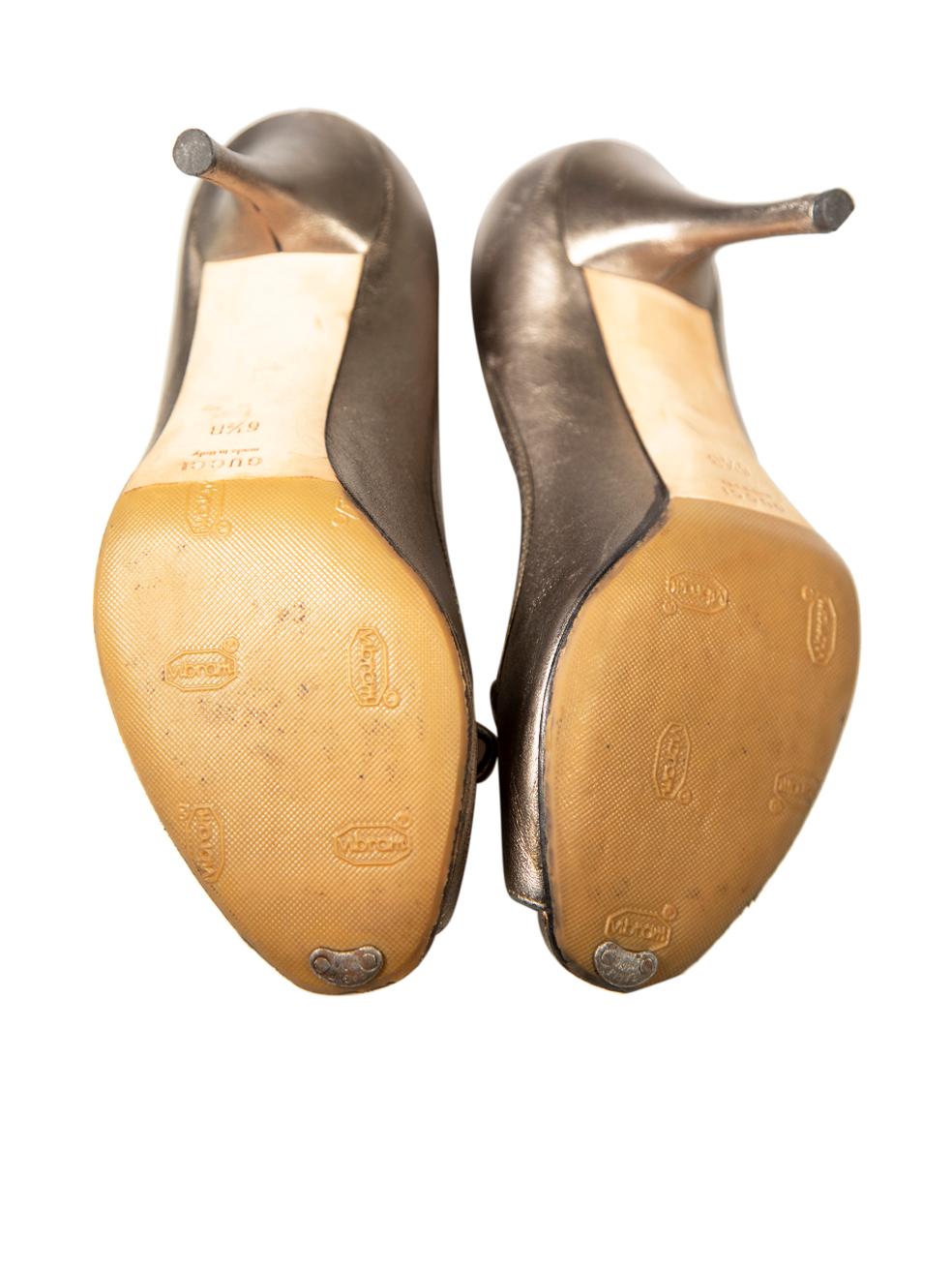 Gucci Metallic Peep-Toe Heels mit Absatz Größe US 6,5 Damen im Angebot