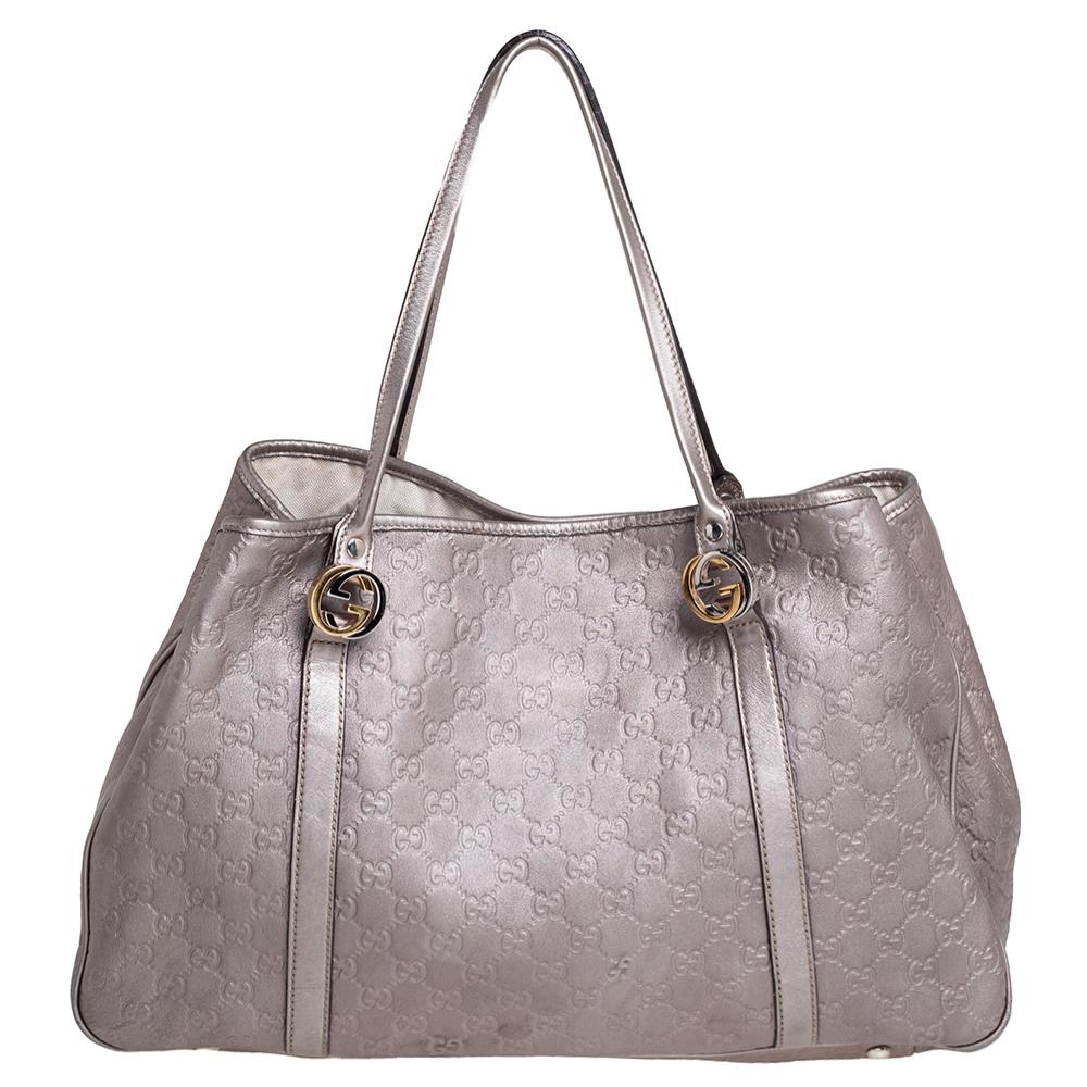 Stylish, classic and glamorous are the perfect words to describe this fabulous creation from Gucci. Crafted in Italy, it is made from the brand's signature Guccissima leather and it comes in a lovely shade of metallic pink. It is styled with dual