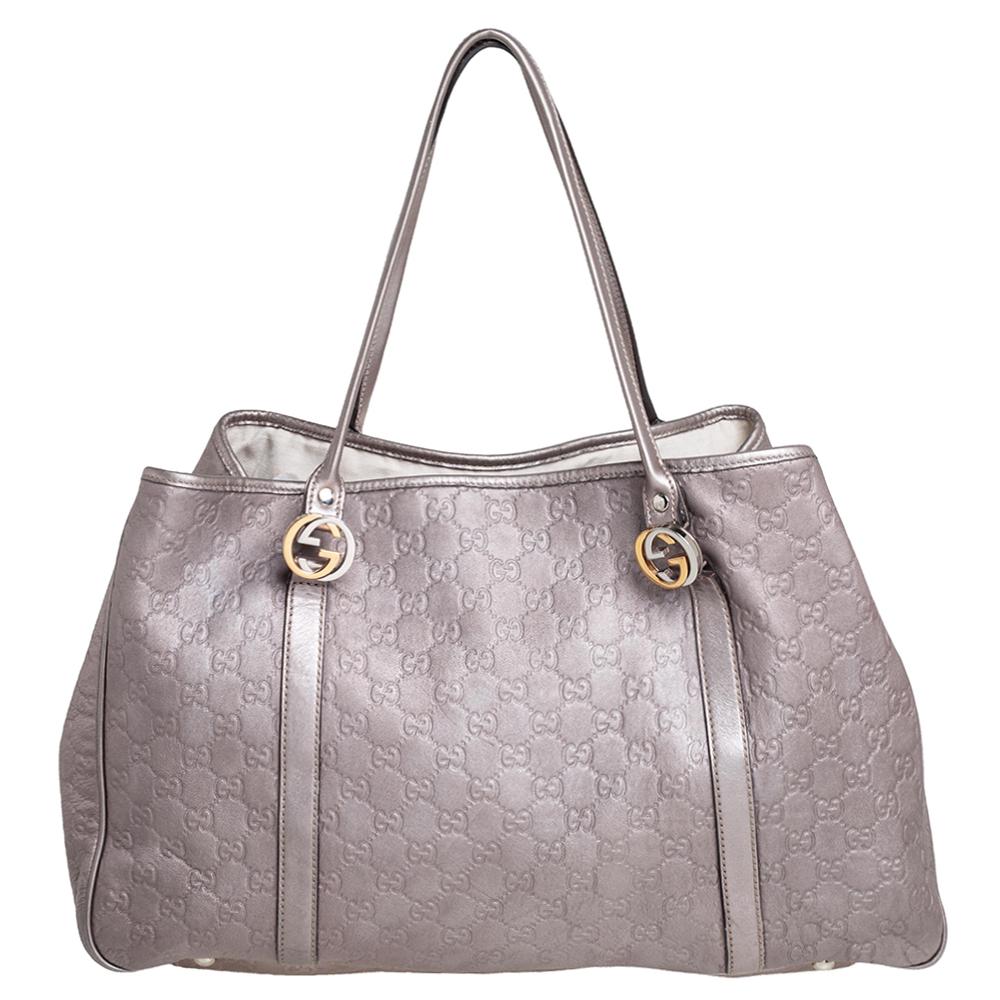 Stylish, classic and glamorous are the perfect words to describe this fabulous creation from Gucci. Crafted in Italy, it is made from the brand's signature Guccissima leather and it comes in a lovely shade of metallic pink. It is styled with dual