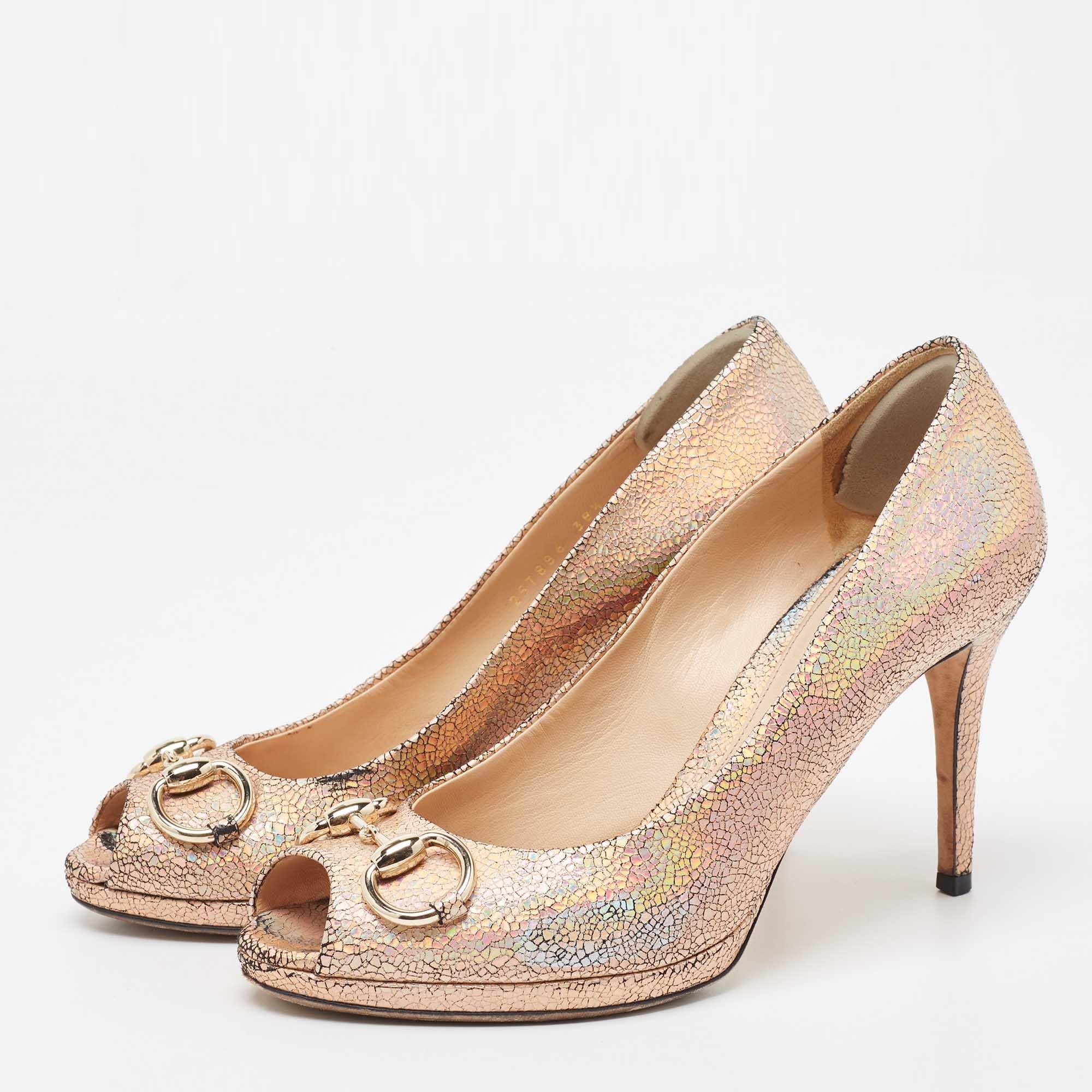 Gucci Metallic Pink Laminated Suede New Hollywood Platform Pumps Size 38.5 In Good Condition For Sale In Dubai, Al Qouz 2