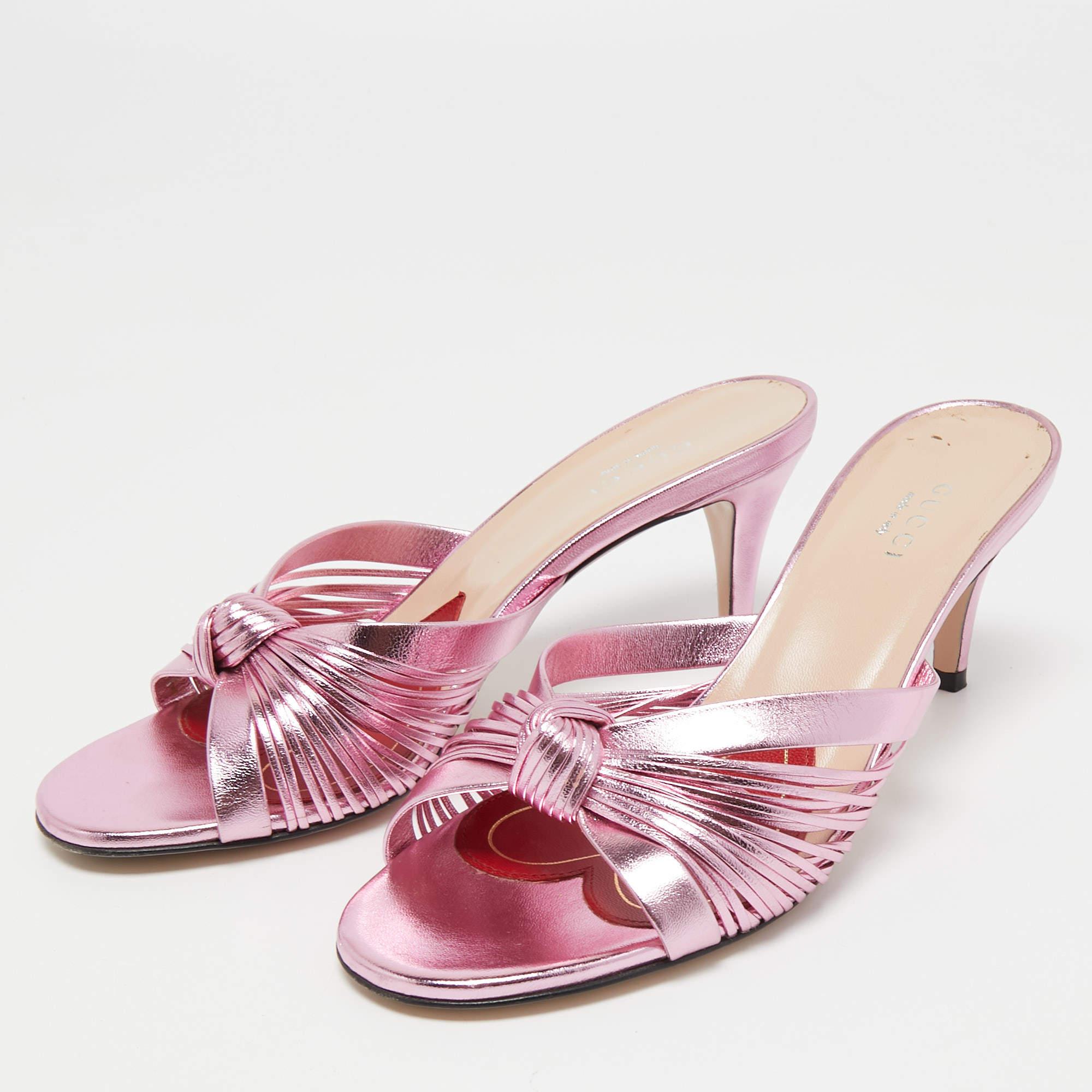Gucci Metallic Pink Leather Knotted Slide Sandals Size 36.5 In Excellent Condition For Sale In Dubai, Al Qouz 2