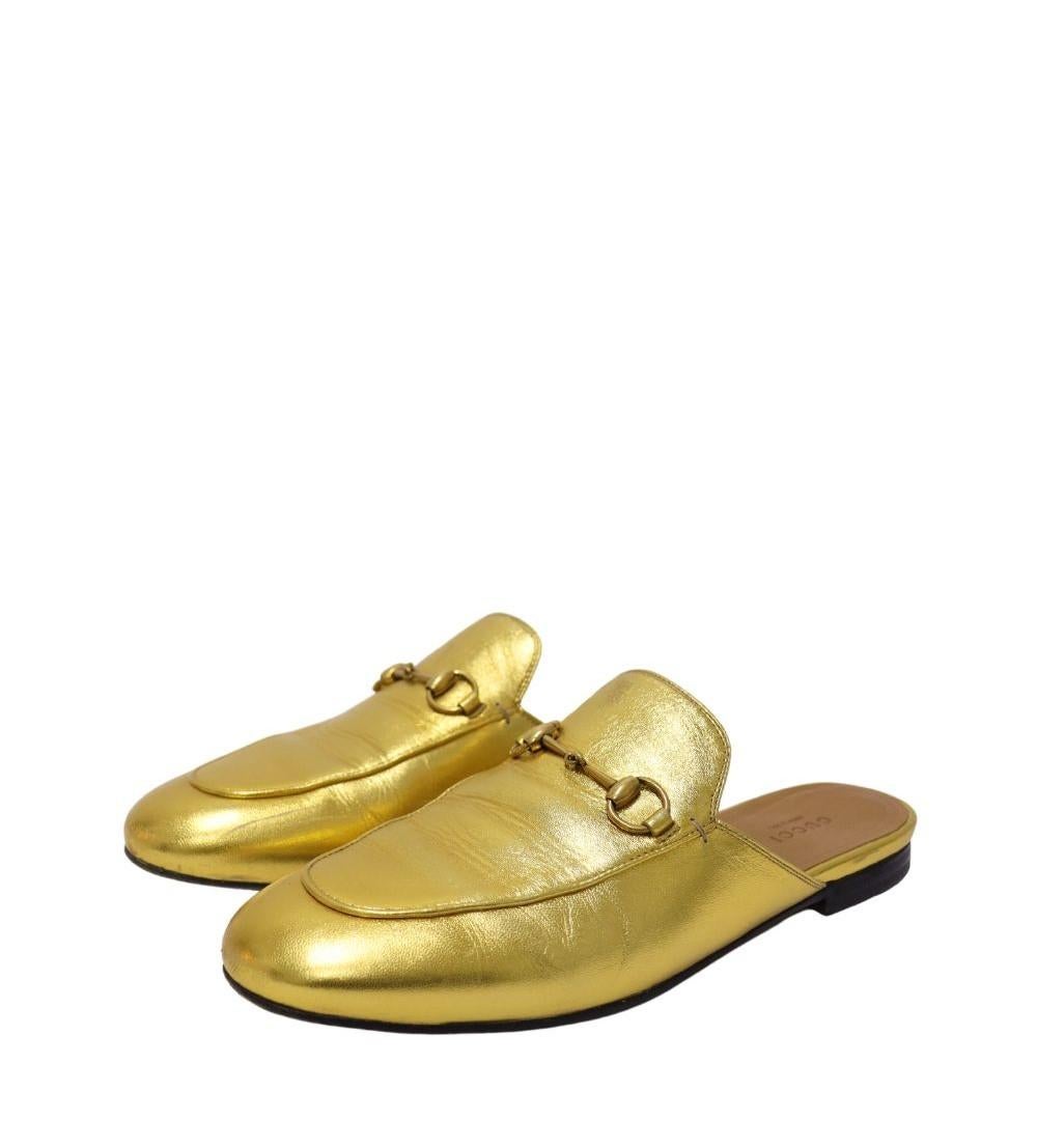 Gucci Metallic Princetown Flat Mules, features a metallic gold leather, horsebit detail and leather sole. 

Material: Leather
Size: EU 38.5
Overall Condition: Fair
Interior Condition: Signs of use
Exterior Condition: Scuffing, creasing and
