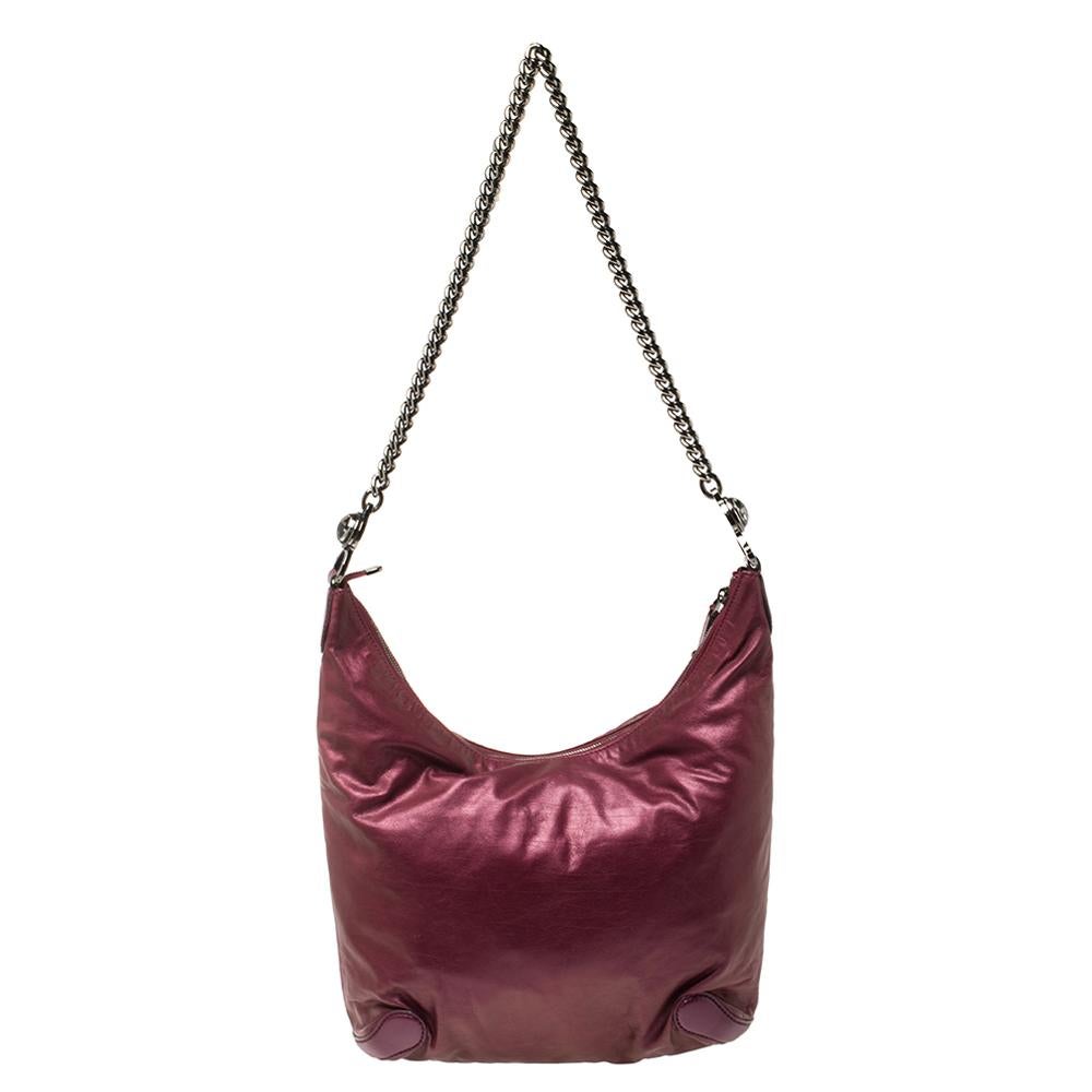 This Galaxy slouchy hobo from Gucci is effortlessly chic and stylish! Lovely in metallic purple, it comes crafted from leather and features a single chain-link shoulder strap. It opens to a spacious fabric-lined interior that can gladly accommodate