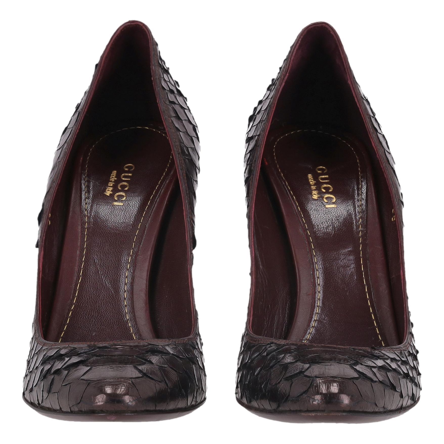 Bombas Gucci de piel de pit�ón metalizada con tacón de ante

Zapatos de tacón de color marrón burdeos metalizado elaborados con piel de pitón y detallados con un tacón de aguja de ante burdeos.

Con puntera de almendra y forro de piel.

Precio aprox.