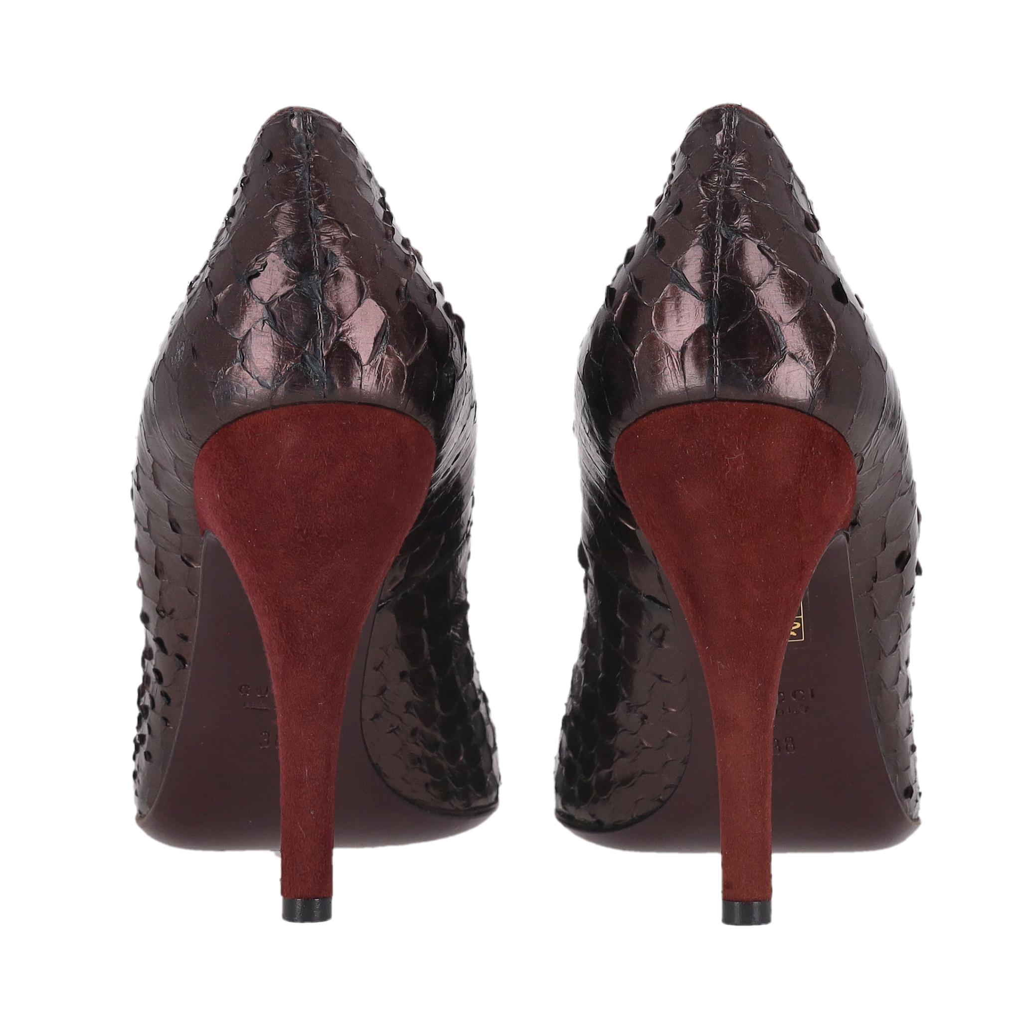 Bombas Gucci de piel de pitón metalizada con tacón de ante en Excelente estado para la venta en London, GB