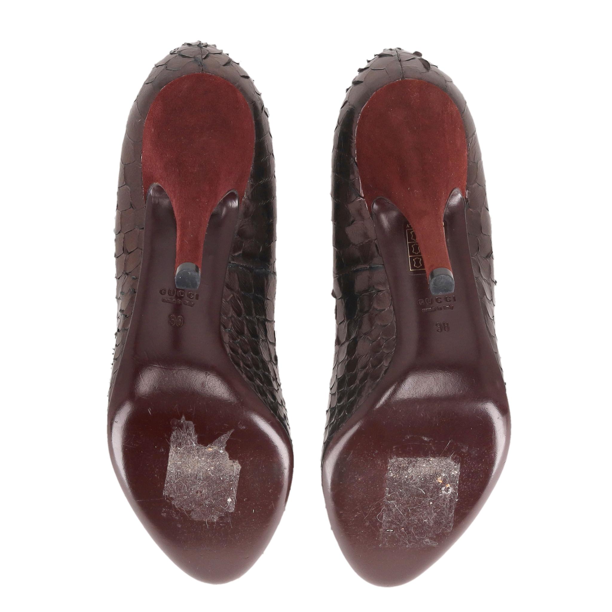 De las mujeres Bombas Gucci de piel de pitón metalizada con tacón de ante en venta