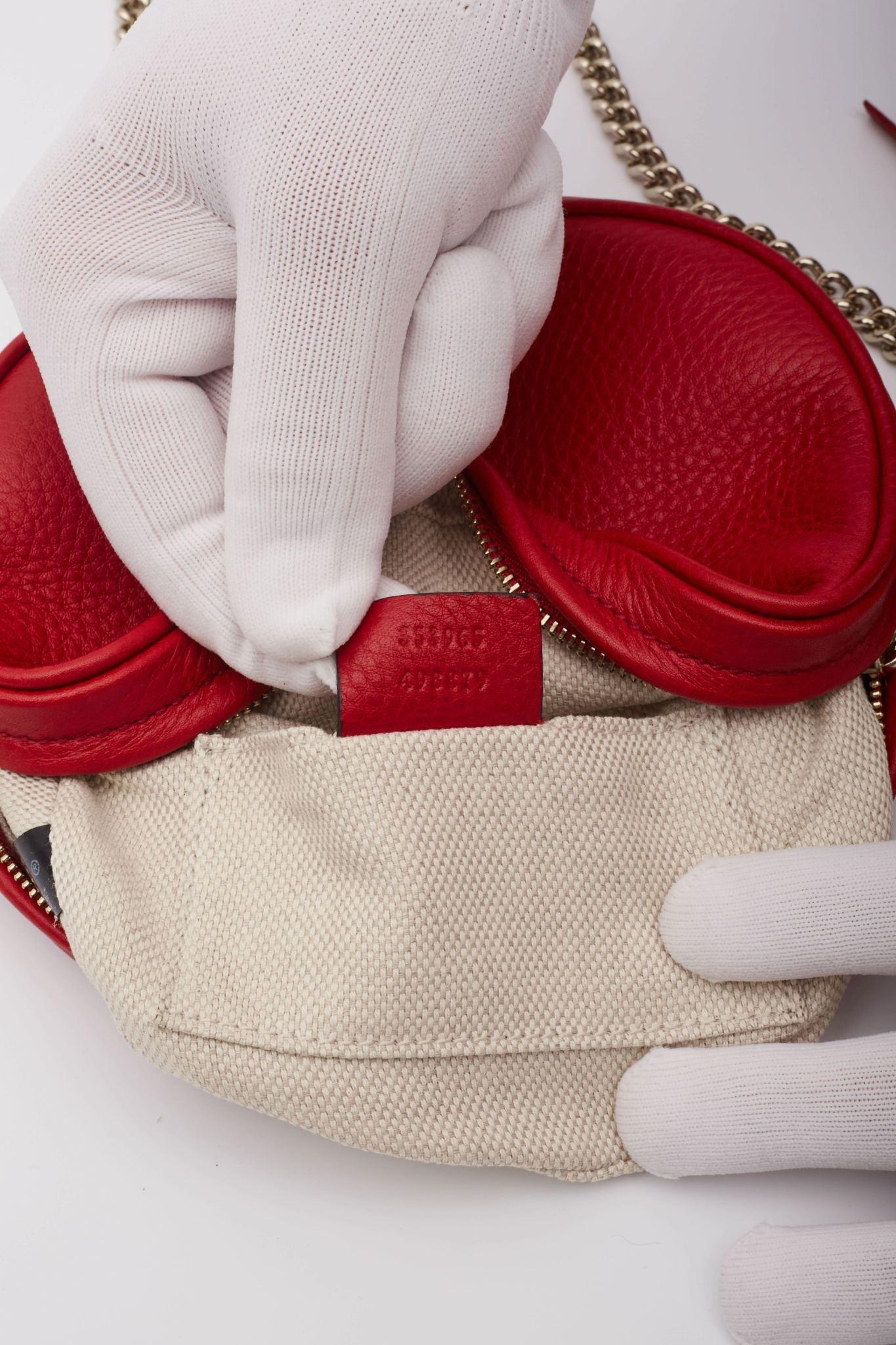Mini bolso cruzado Soho Disco de piel roja metalizada Gucci en venta 6