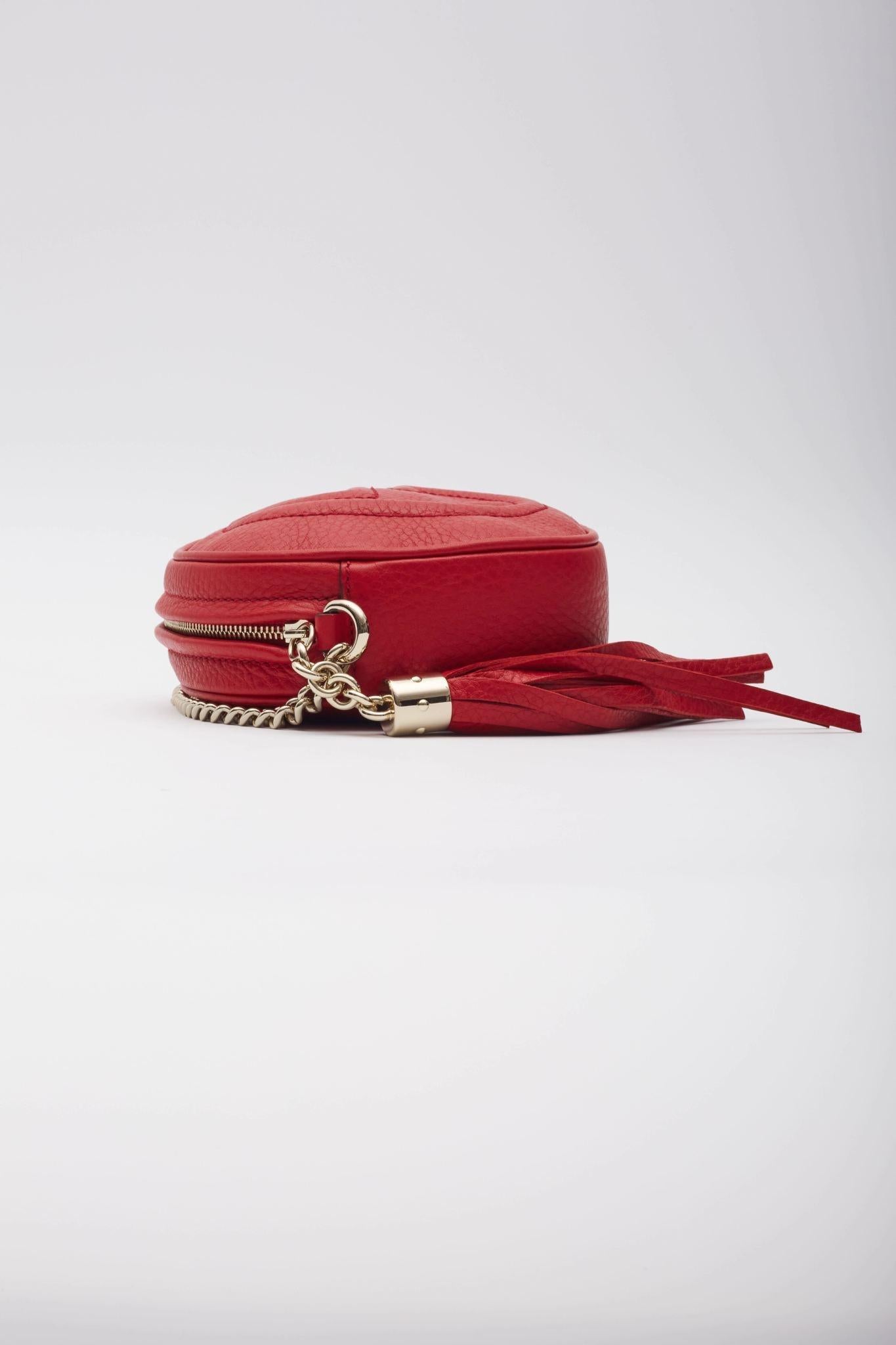 Mini bolso cruzado Soho Disco de piel roja metalizada Gucci en venta 2