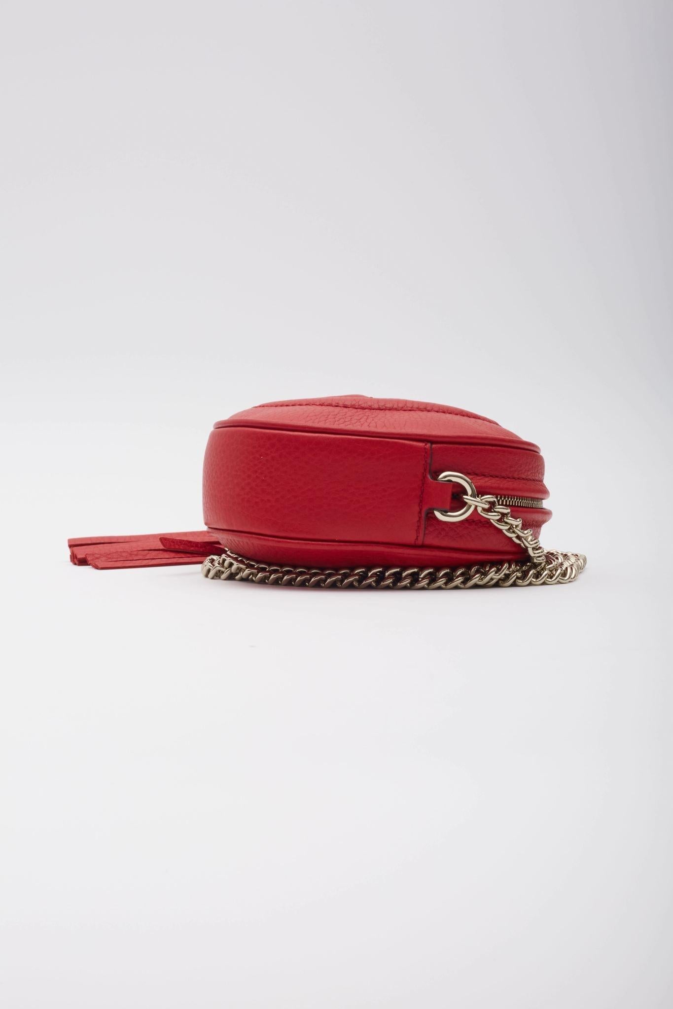 Mini bolso cruzado Soho Disco de piel roja metalizada Gucci en venta 3