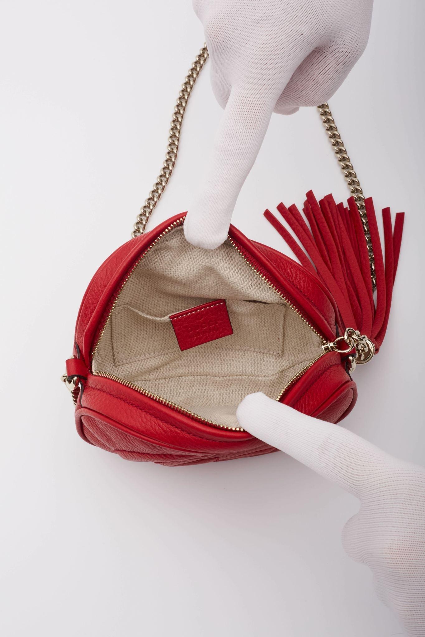 Mini bolso cruzado Soho Disco de piel roja metalizada Gucci en venta 4