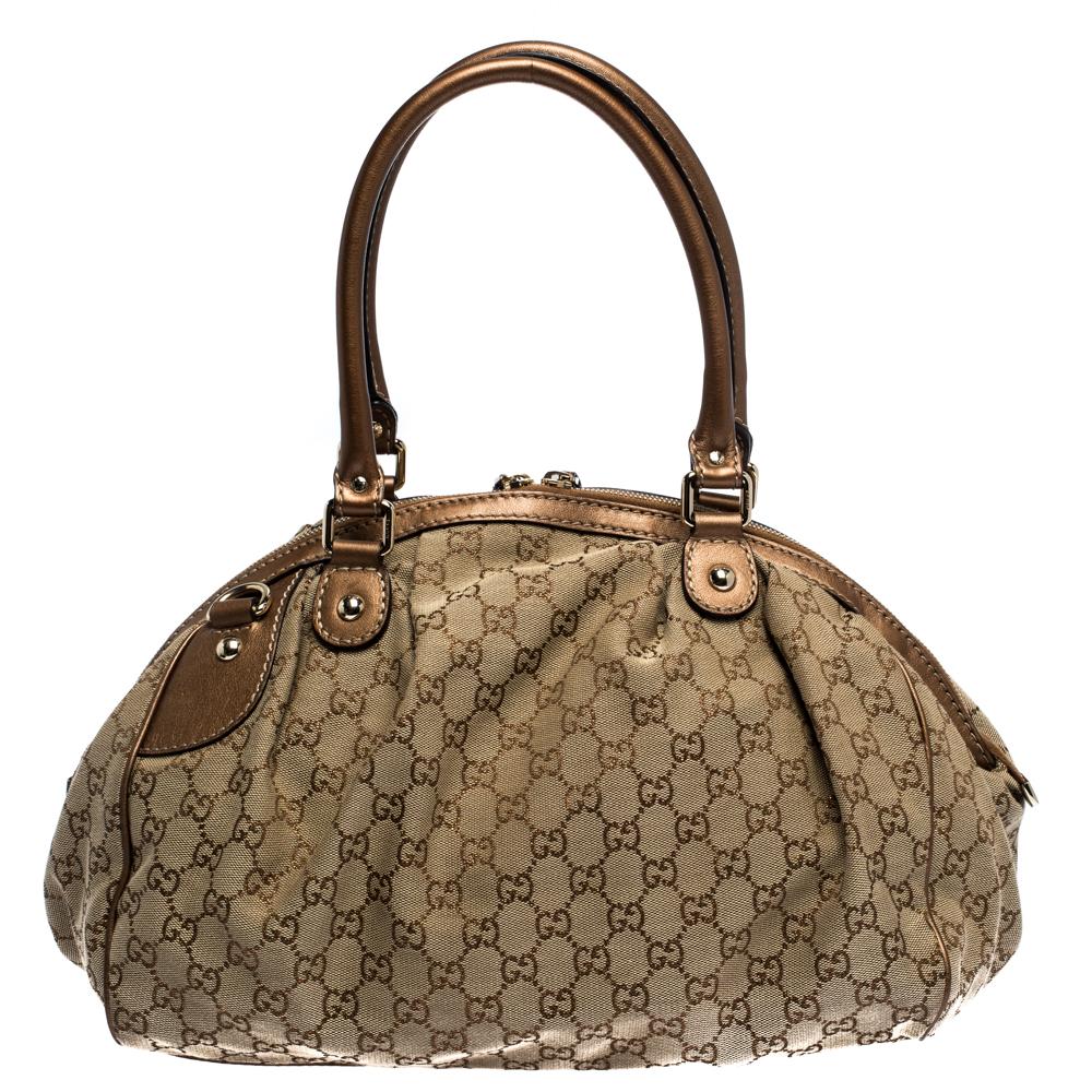 The Sukey is one of the best-selling designs from Gucci and we believe you deserve to have one too. Crafted from leather and canvas and equipped with a spacious interior, this bag is ideal for you and will work perfectly with any outfit. It is