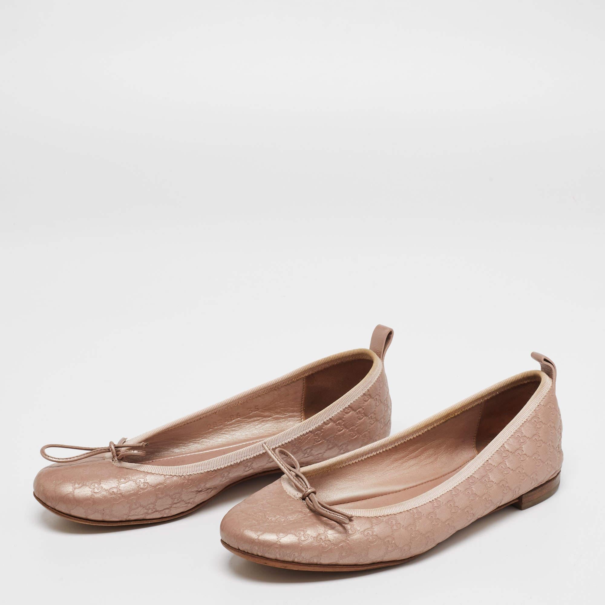 These Gucci ballet flats will bring a contemporary sophistication to your everyday looks. Crafted from Guccissima leather, they flaunt a bow detail on the vamps, low heels, and a slip-on fitting. 