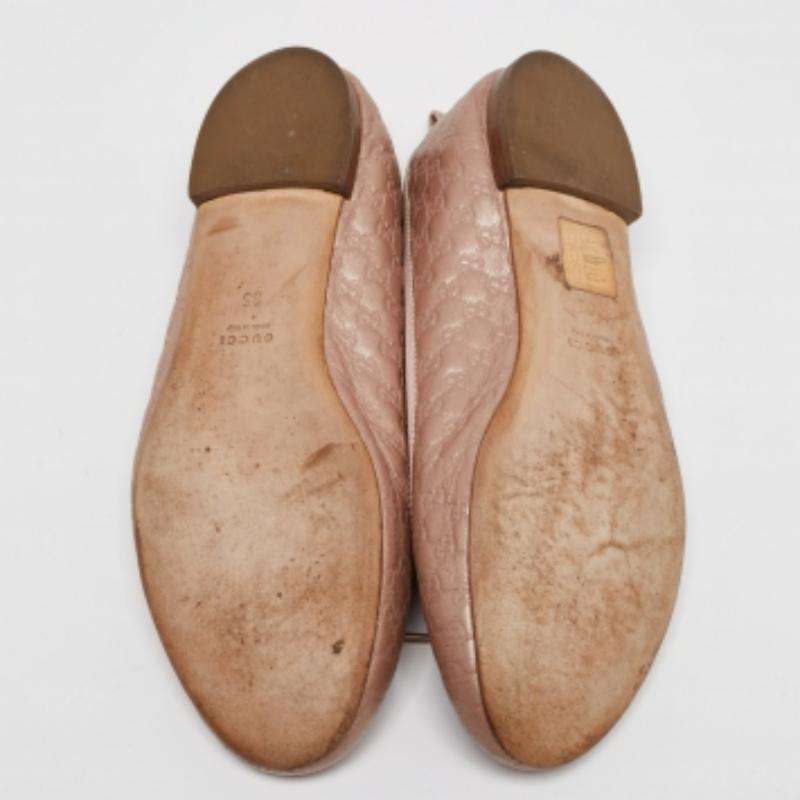 Estas bailarinas Gucci aportarán una sofisticación contemporánea a tus looks diarios. Confeccionadas en piel Guccissima, lucen un detalle de lazo en los empeines, tacón bajo y un ajuste slip-on.
