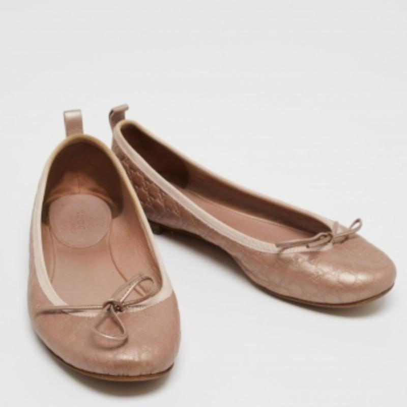 Gucci Oro Rosa Metalizado  Guccissima  Bailarinas de piel con detalle de lazo Talla 35 en Bastante bueno estado para la venta en Dubai, Al Qouz 2