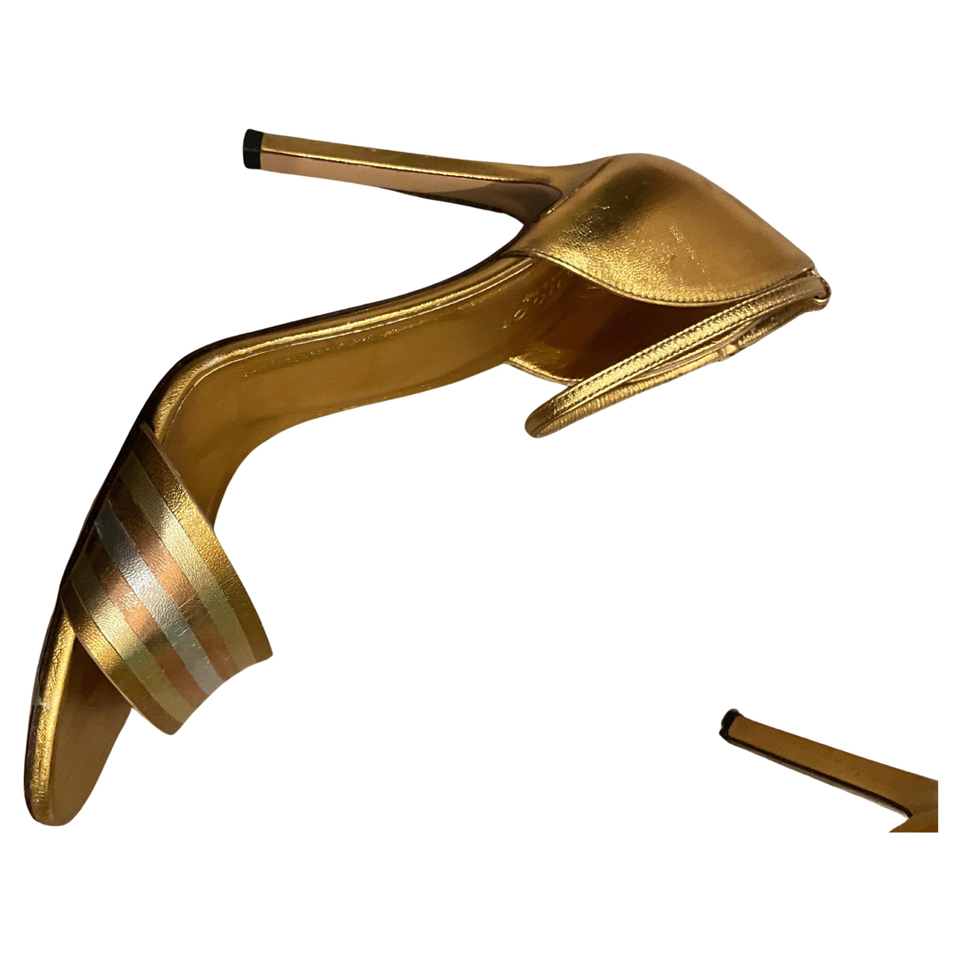 Sandales métalliques Gucci en vente