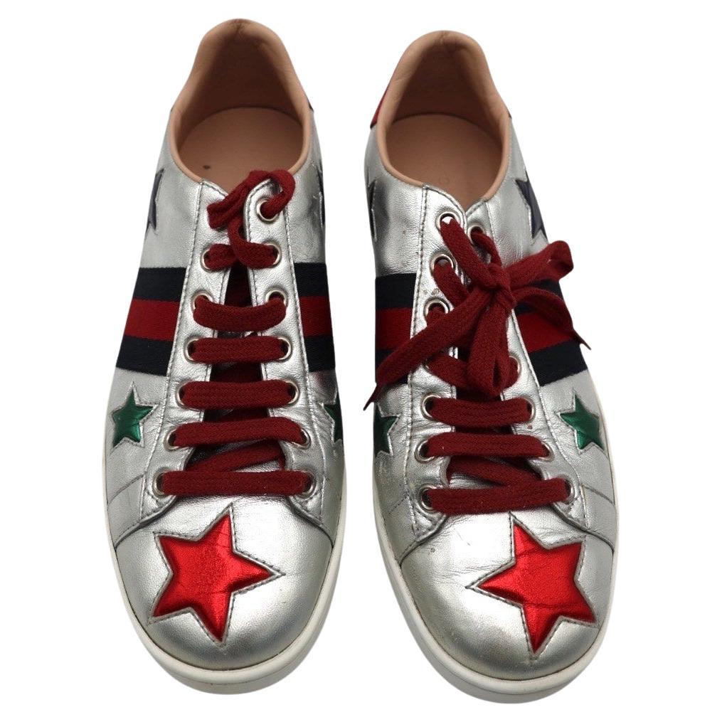 Sneakers Ace di Gucci in argento metallizzato con strisce a stelle e strisce