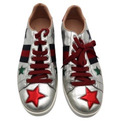 Sneakers Ace di Gucci in argento metallizzato con strisce a stelle e strisce