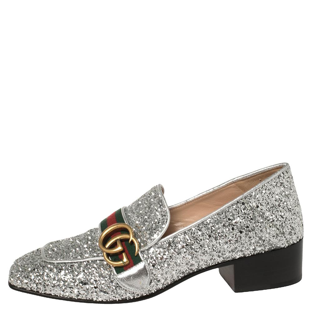 Dieses Paar Pumps von Gucci liegt voll im Trend und ist ein echter Hingucker. Sie wurden aus metallisch silberfarbenem:: grobem Glitter gefertigt und mit dem für die Marke charakteristischen Web-Detail und GG auf dem Obermaterial gestylt.