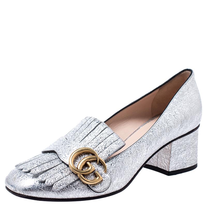 Pretty and easy to flaunt, this pair of Marmont pumps by Gucci is a stunner. They've been crafted from metallic silver foil leather and styled with folded fringes with the brand's signature GG on the uppers. Square toes, low heels and sturdy leather