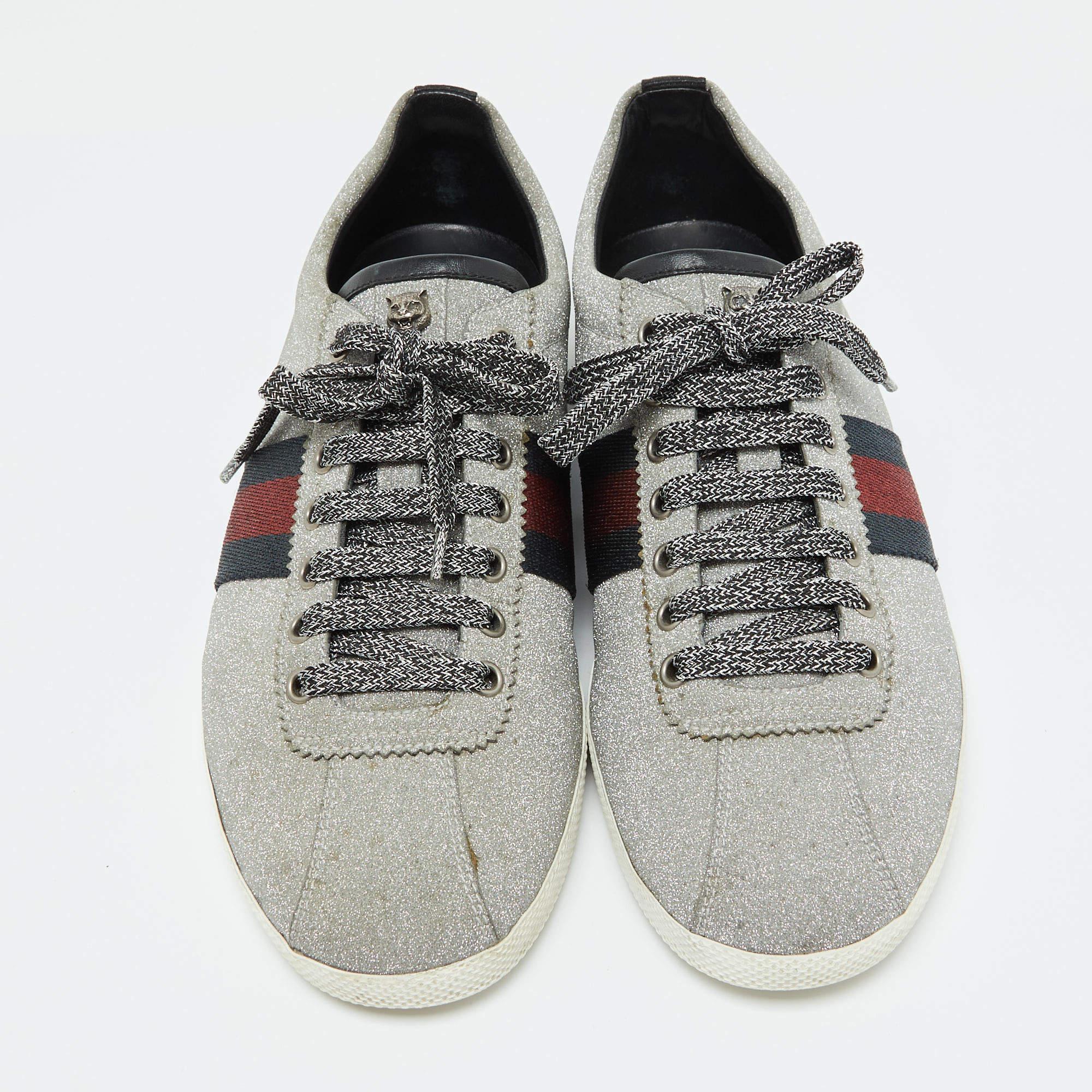 Gucci Metallic Silber Glitter Bambi Web Detail Nieten Low Top Turnschuhe Größe 43 im Zustand „Gut“ in Dubai, Al Qouz 2