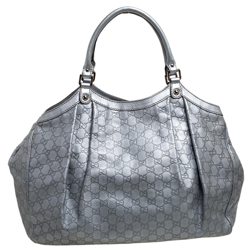 Il Sukey è uno dei modelli più venduti di Gucci e crediamo che anche tu meriti di averne uno. Realizzata in pelle Guccissima in tonalità argento e dotata di un interno spazioso, questa borsa è l'ideale per te e si abbina perfettamente a qualsiasi