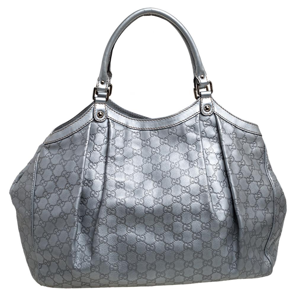 The Sukey is one of the best-selling designs from Gucci, and we believe you deserve to have one too. Crafted from Guccissima leather in a silver shade and equipped with a spacious interior, this bag is ideal for you and will work perfectly with any