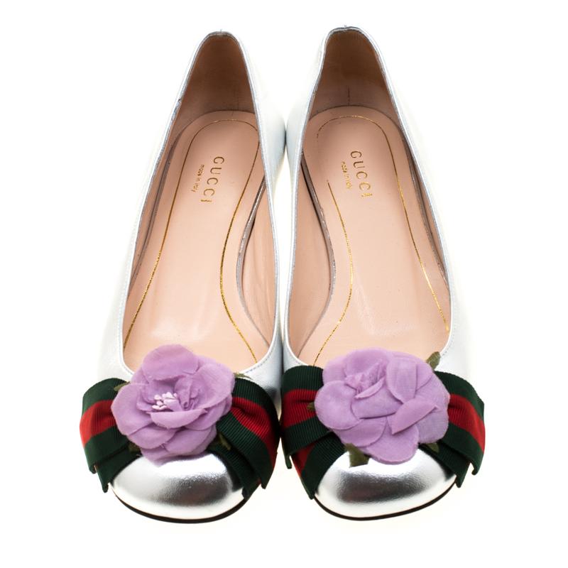 You know you're going to have a blissful day the moment you put these ballet flats on. They are a Gucci creation, meticulously crafted from metallic silver leather and detailed with the signature web stripe and rose detail on the vamps. They are
