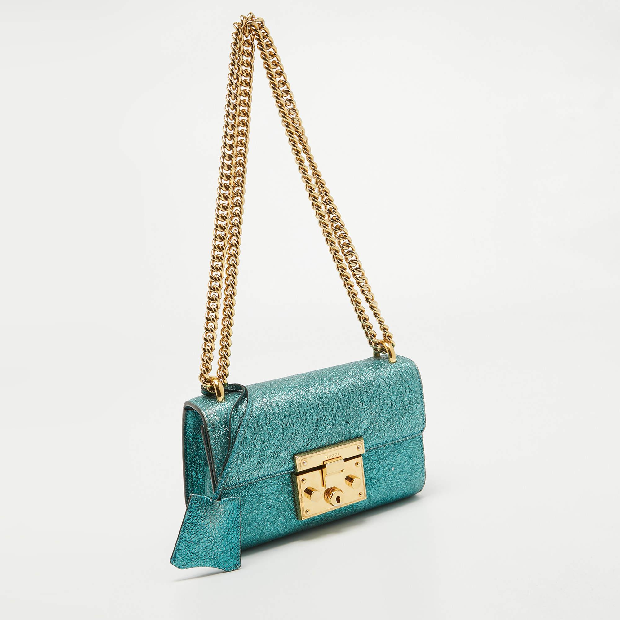 Grigio Gucci Borsa a tracolla piccola con lucchetto in pelle stropicciata metallizzata verde acqua in vendita