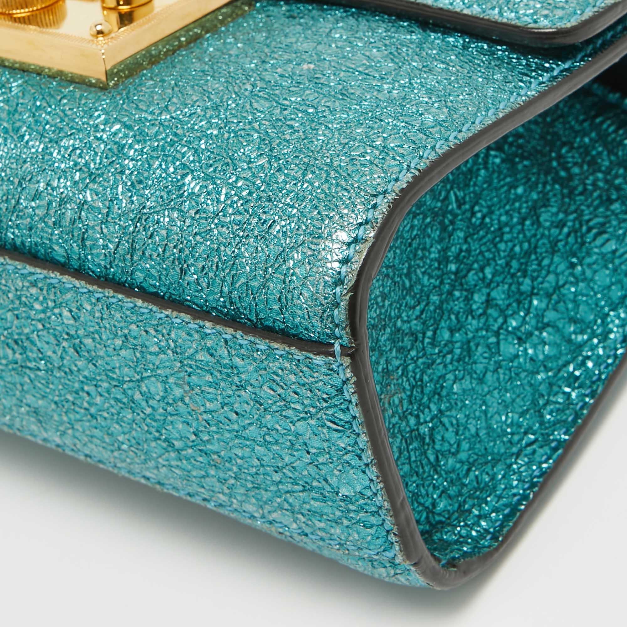 Petit sac à bandoulière Gucci en cuir froissé bleu sarcelle métallisé Bon état - En vente à Dubai, Al Qouz 2