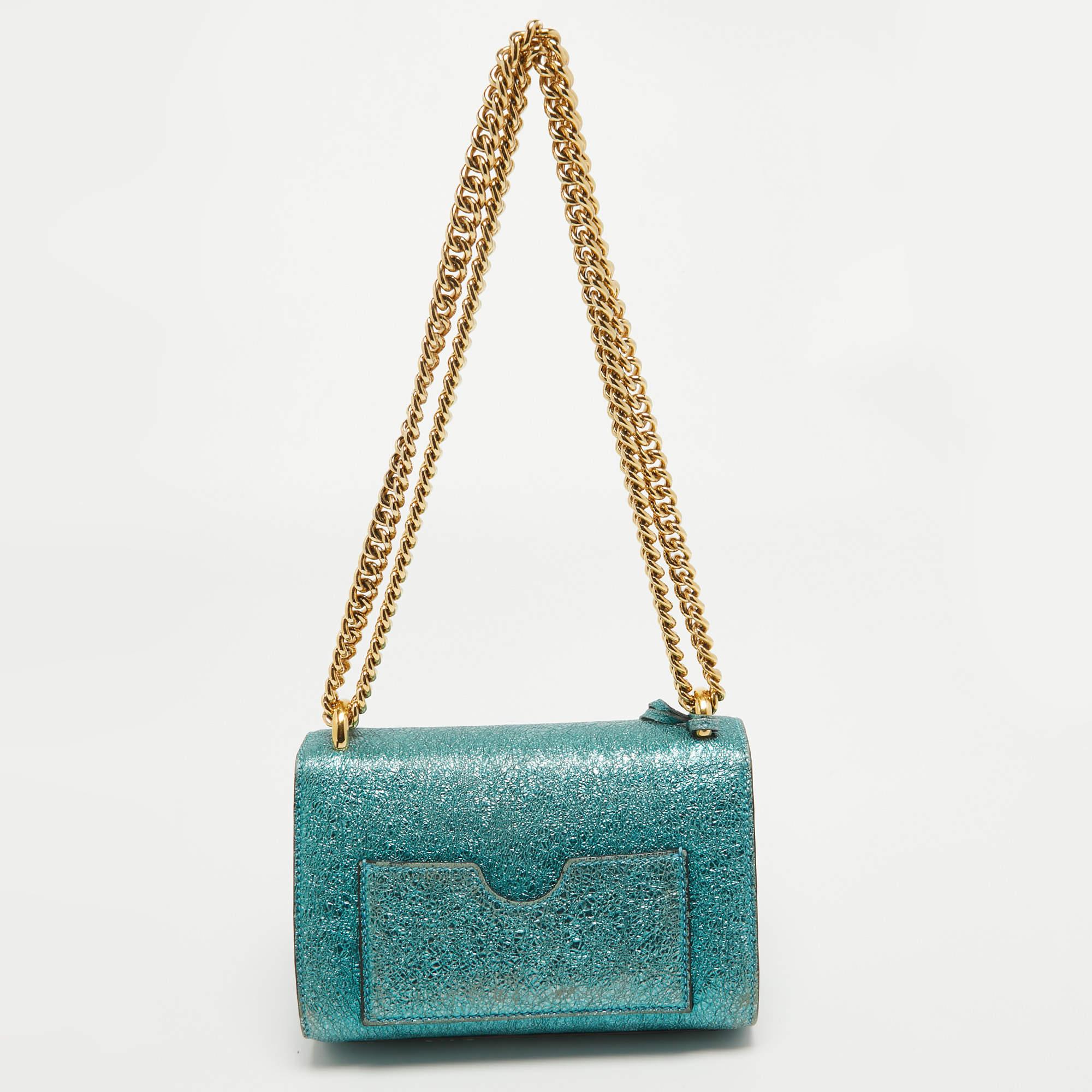 Gucci Borsa a tracolla piccola con lucchetto in pelle stropicciata metallizzata verde acqua In condizioni buone in vendita a Dubai, Al Qouz 2