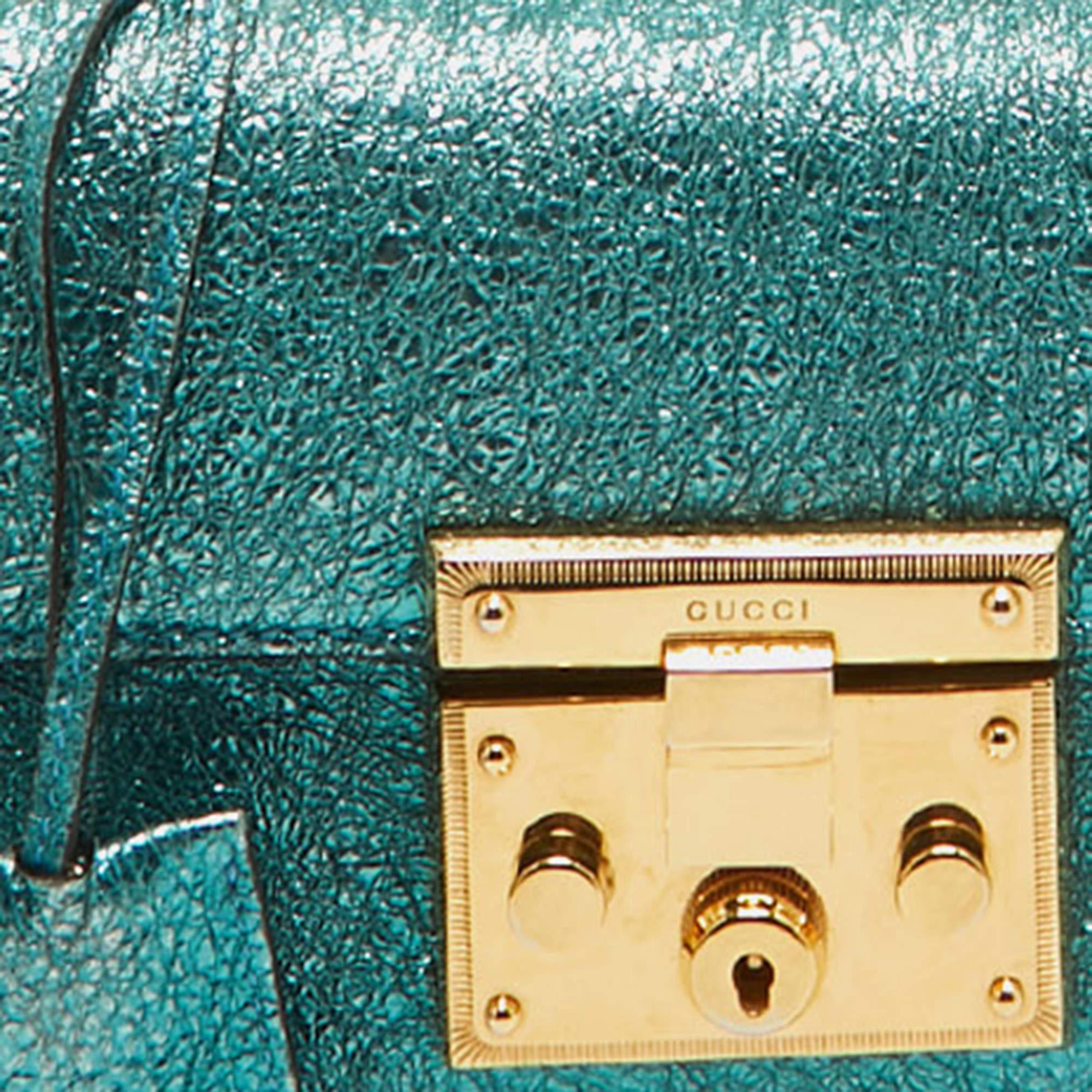 Gucci Borsa a tracolla piccola con lucchetto in pelle stropicciata metallizzata verde acqua in vendita 1