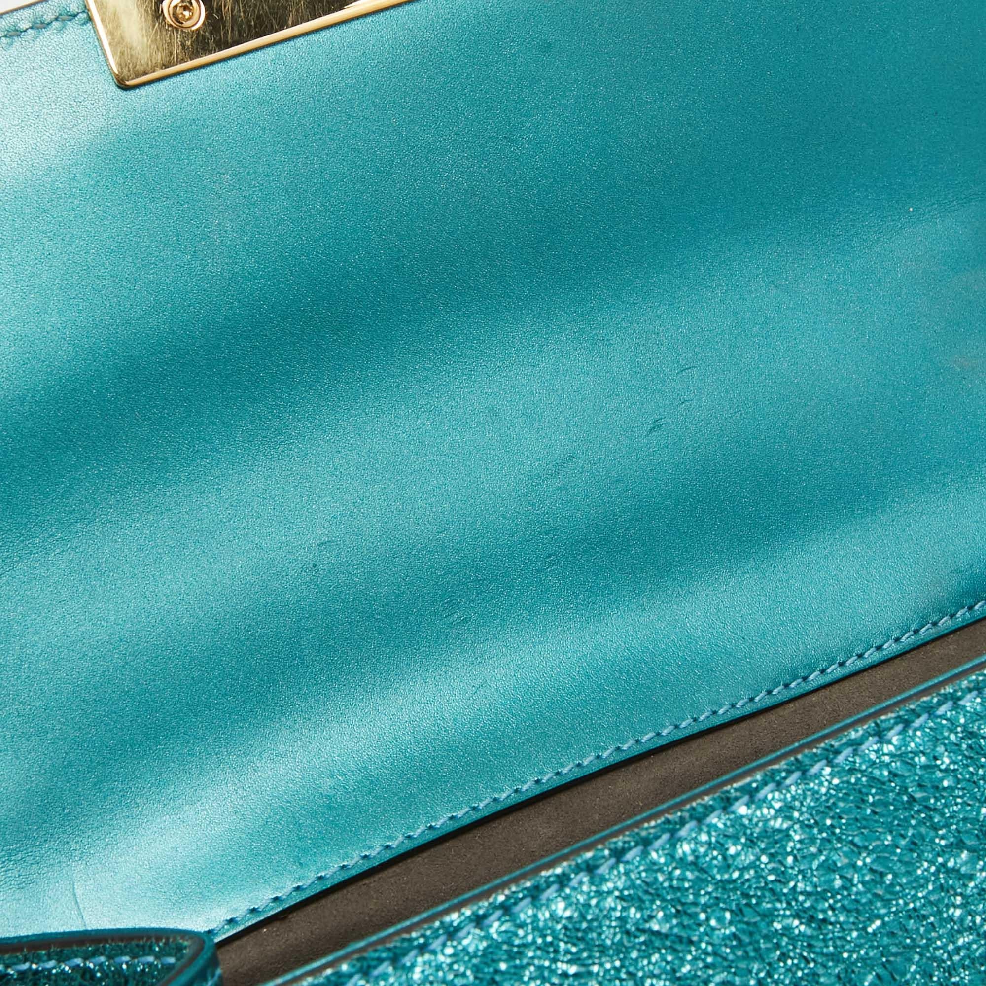 Gucci Borsa a tracolla piccola con lucchetto in pelle stropicciata metallizzata verde acqua in vendita 3