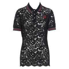 GUCCI MICHELE: schwarzes Polotop mit floraler Spitze und rot-grünem Perlenknopf, L